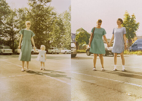 Mutter und Tochter auf gelegentlichen Fotos, Hand in Hand auf einem Parkplatz stehend - MFF001476