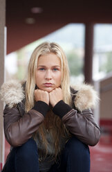 Porträt eines traurigen blonden Teenagers - WWF003752