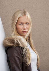 Porträt eines ernst dreinblickenden blonden Mädchens im Teenageralter - WWF003765