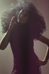 Porträt einer rauchenden Frau mit Kragen aus schwarzem Tüll - VEF000027