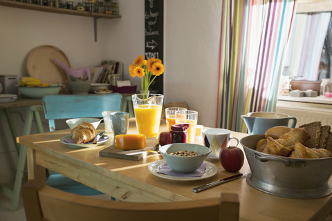 Gedeckter Frühstückstisch, lizenzfreies Stockfoto