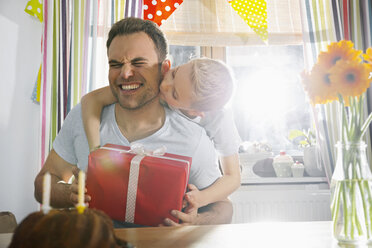 Sohn überrascht seinen Vater mit Geburtstagsgeschenk - PDF000698