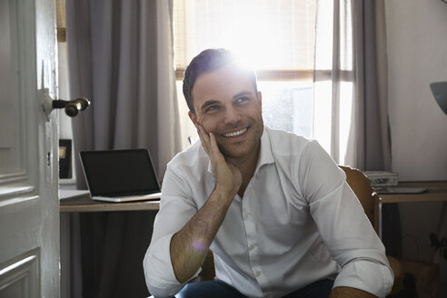 Porträt eines lächelnden Mannes in seinem Büro zu Hause - PDF000705