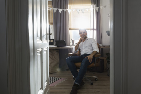 Mann in seinem Büro zu Hause, lizenzfreies Stockfoto