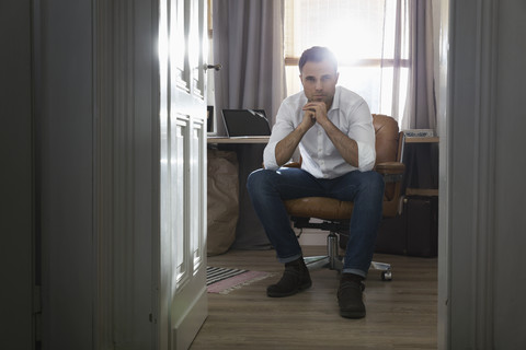 Mann in seinem Büro zu Hause, lizenzfreies Stockfoto