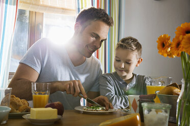 Vater und Sohn beim gemeinsamen Frühstück - PDF000718