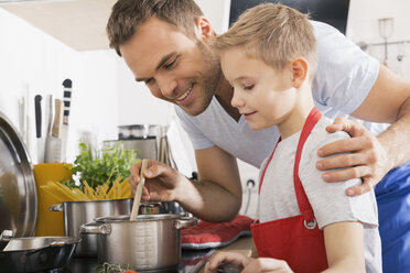 Vater und Sohn beim gemeinsamen Kochen - PDF000755