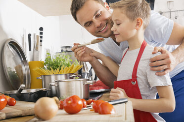 Vater und Sohn beim gemeinsamen Kochen - PDF000756