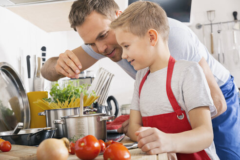 Vater und Sohn beim gemeinsamen Kochen - PDF000757
