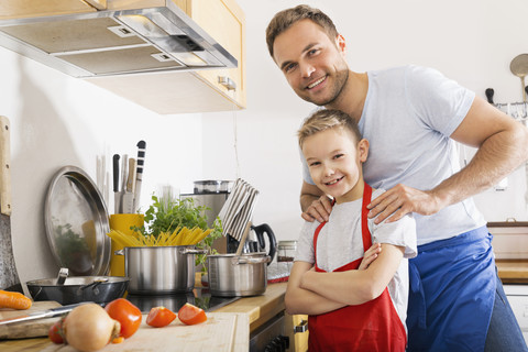 Porträt von Vater und Sohn in der Küche, lizenzfreies Stockfoto