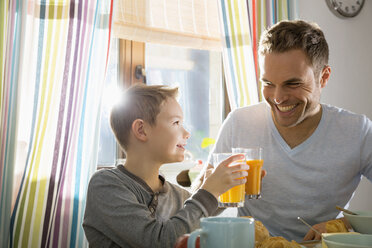 Vater und Sohn beim gemeinsamen Frühstück - PDF000736
