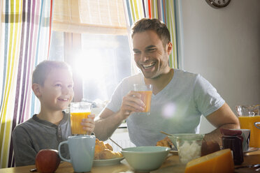 Vater und Sohn beim gemeinsamen Frühstück - PDF000734