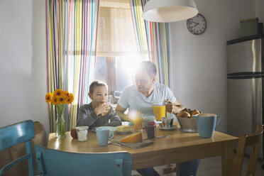 Vater und Sohn sitzen am Frühstückstisch - PDF000726