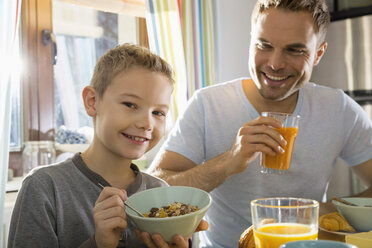 Vater und Sohn beim gemeinsamen Frühstück - PDF000724