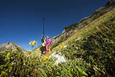 Österreich, Altenmarkt-Zauchensee, junges Paar beim Wandern in den Niederen Tauern - HHF005093