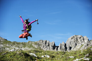 Österreich, Altenmarkt-Zauchensee, glücklicher Wanderer beim Luftsprung in den Niederen Tauern - HHF005096