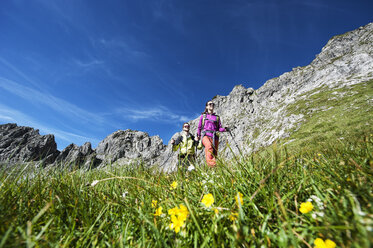 Austria, Altenmarkt-Zauchensee, young couple hiking at Niedere Tauern - HHF005099