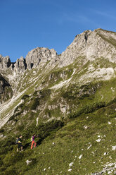 Österreich, Altenmarkt-Zauchensee, junges Paar beim Wandern in den Niederen Tauern - HHF005101