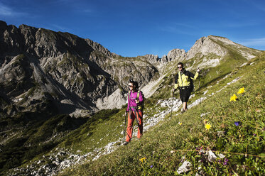 Austria, Altenmarkt-Zauchensee, young couple hiking at Niedere Tauern - HHF005104