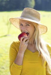 Portrait of teenage girl eating an apple - WWF003815