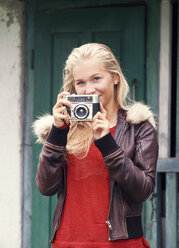 Porträt eines lächelnden Teenagers mit alter Kamera - WWF003801