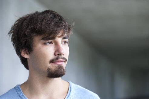 Porträt eines jungen Mannes mit braunen Augen und Haaren - WWF003722