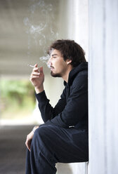 Junger Mann raucht Zigarette - WWF003725