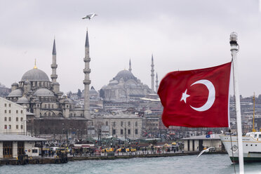 Turkey, Istanbul, Eminoenue, View Harbour, Yeni Camii and Turkish Flag - CHPF000017