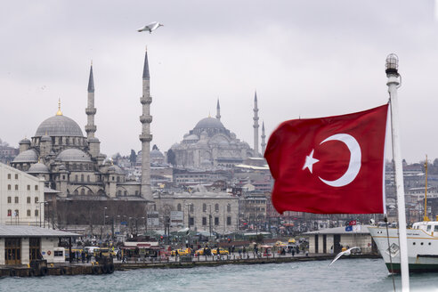 Türkei, Istanbul, Eminoenue, Blick auf den Hafen, Yeni Camii und die türkische Flagge - CHPF000017