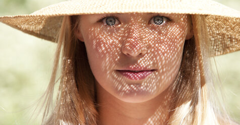 Porträt einer jungen Frau mit einem Sommerhut - WWF003842
