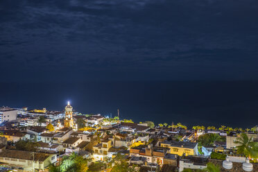 Mexiko, Puerto Vallarta, Stadtzentrum bei Nacht - ABAF001623