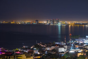Mexiko, Puerto Vallarta, bei Nacht, Banderas Bay mit Blick auf das Hotel Zone - ABAF001624