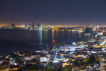 Mexiko, Puerto Vallarta, bei Nacht, Banderas Bay mit Blick auf das Hotel Zone - ABAF001625