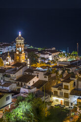 Mexiko, Puerto Vallarta, bei Nacht, Innenstadt mit Kirchturm - ABAF001626