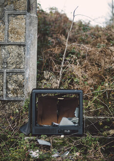 Spanien, Galicien, Ferrol, kaputter Fernseher an einem ruinösen Ort - RAE000035