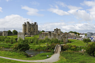 Ireland, County Meath, View to Trim Castle - LB001036