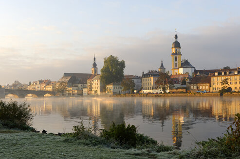 Germany, Bavaria, Lower Franconia, Kitzingen, bank of the Main river with St. John's Church - LBF001049