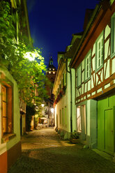 Deutschland, Neustadt an der Weinstraße, Metzgergasse bei Nacht - LB001051