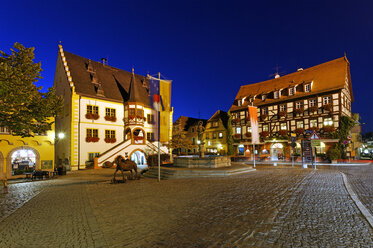 Deutschland, Volkach, Rathaus am Marktplatz bei Nacht - LB001052