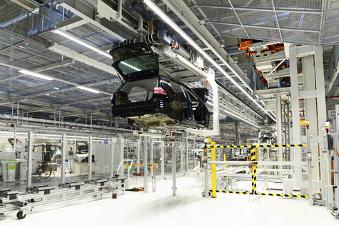 Production of VW cars in a factory - SCH000436