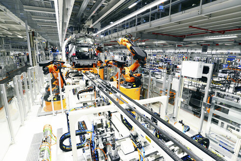 Produktion von VW-Fahrzeugen in einer Fabrik - SCH000454