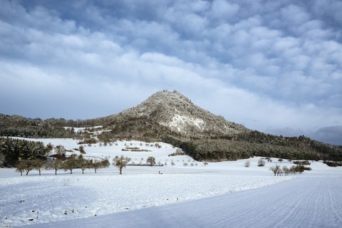 Deutschland, Baden-Württemberg, Landkreis Konstanz, Hohenhewen bei Engen im Winter, lizenzfreies Stockfoto