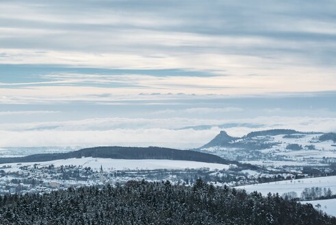 Deutschland, Baden-Württemberg, Landkreis Konstanz, Blick in die winterliche Hegauer Landschaft, links Stadt Engen - ELF001479