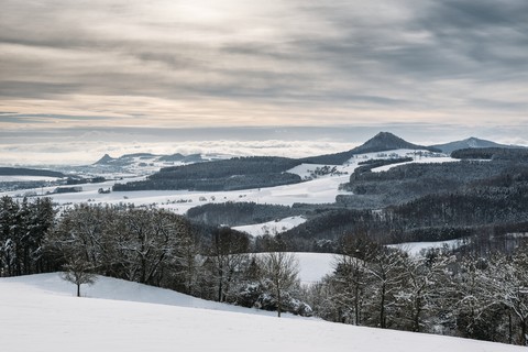 Deutschland, Baden-Württemberg, Landkreis Konstanz, Blick auf winterliche Hegauer Landschaft im Winter, lizenzfreies Stockfoto