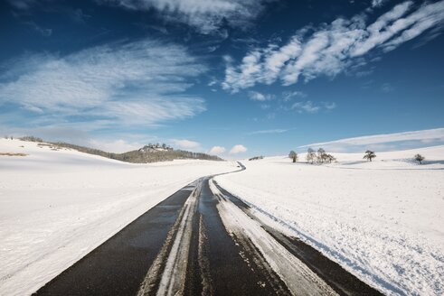 Germany, Baden-Wuerttemberg, Constance district, Hegau, Country road to Maegdeberg in winter - ELF001481