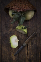 Geschnittene und ganze Kohlrabi und Taschenmesser auf Holz - LVF002775