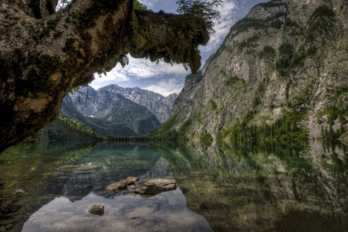 Deutschland, Bayern, Berchtesgaden, Obersee und Blick auf den Watzmann - ZC000198