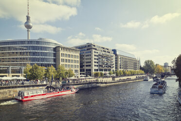 Deutschland, Berlin, Blick auf die Uferpromenade an der Spree - MEM000698