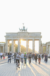 Deutschland, Berlin, Blick zum Brandenburger Tor bei Gegenlicht - MEMF000704