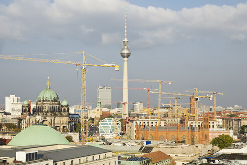 Deutschland, Berlin, Blick auf Berliner Dom, Fernsehturm und Baukräne - MEM000706